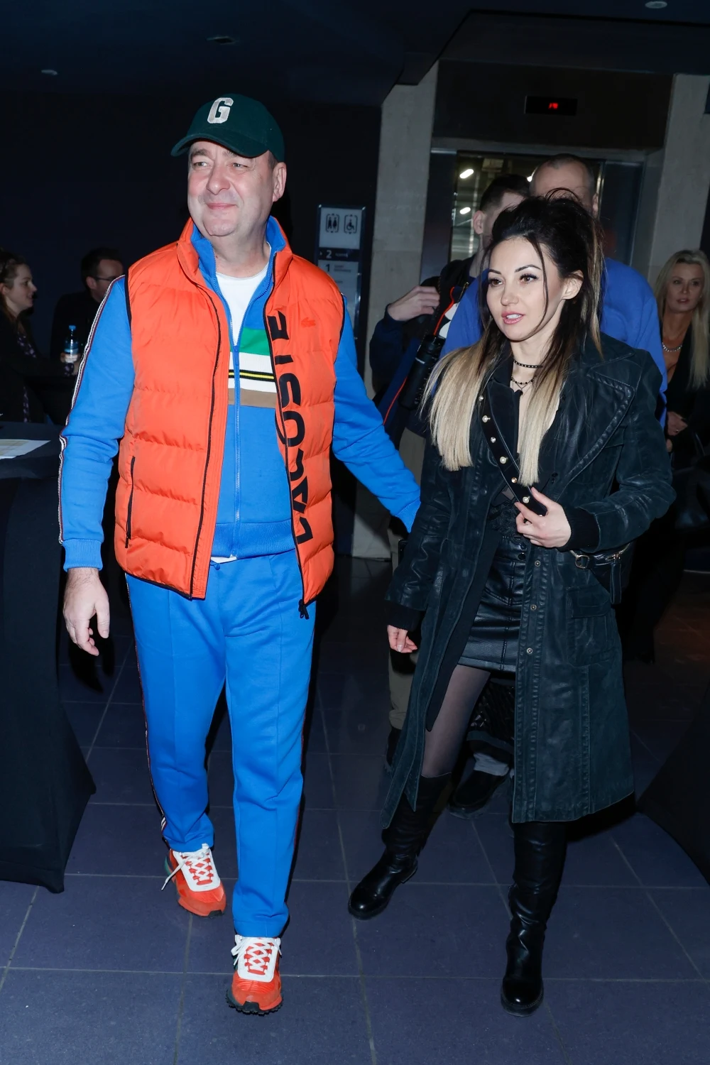 Jacek Rozenek z partnerką na pokazie filmu "Pszczelarz"