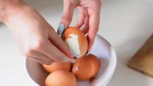 Wrzuć to do gotujących się jajek. Tym razem obierzesz je bez problemu