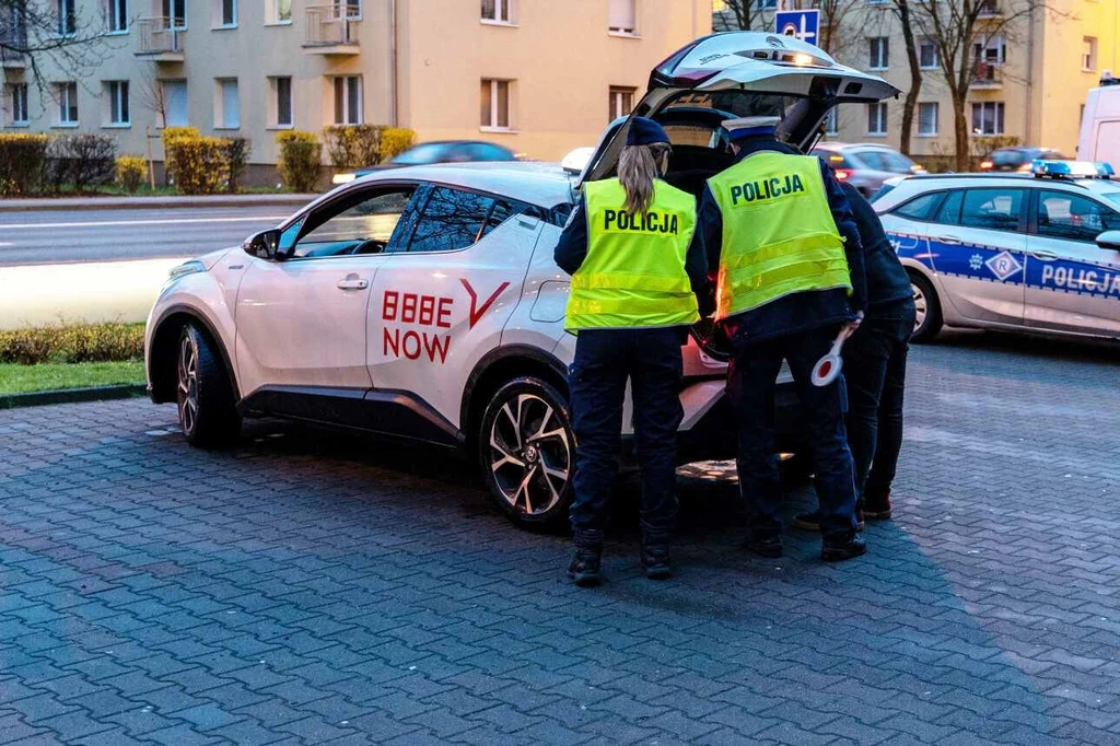 Przepisy precyzują nie tylko kwestie dotyczące podstawowego wyposażenia samochodu, ale również, jakich przedmiotów nie można przewozić i montować w aucie.