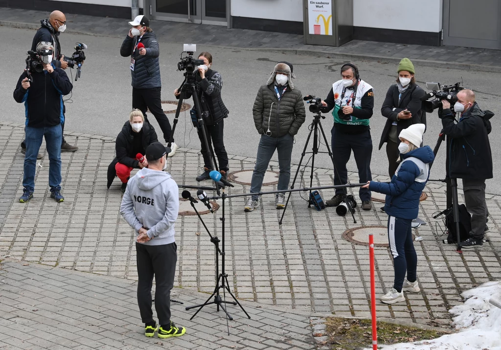 Clas Brede Braathen podczas jednej z konferencji prasowych Clas Brede Braathen podczas jednej z konferencji prasowych