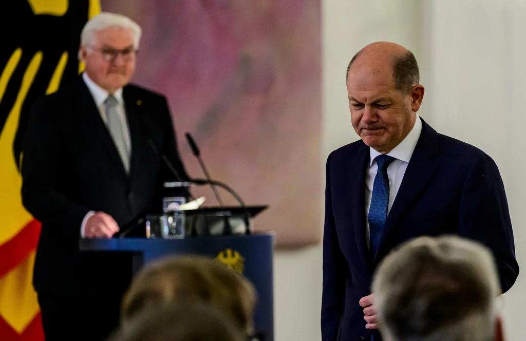 Fala krytyki spadła na Olafa Scholza. Głos zabrał prezydent Frank-Walter Steinmeier (na zdj. w tle) Fala krytyki spadła na Olafa Scholza. Głos zabrał prezydent Frank-Walter Steinmeier (na zdj. w tle)