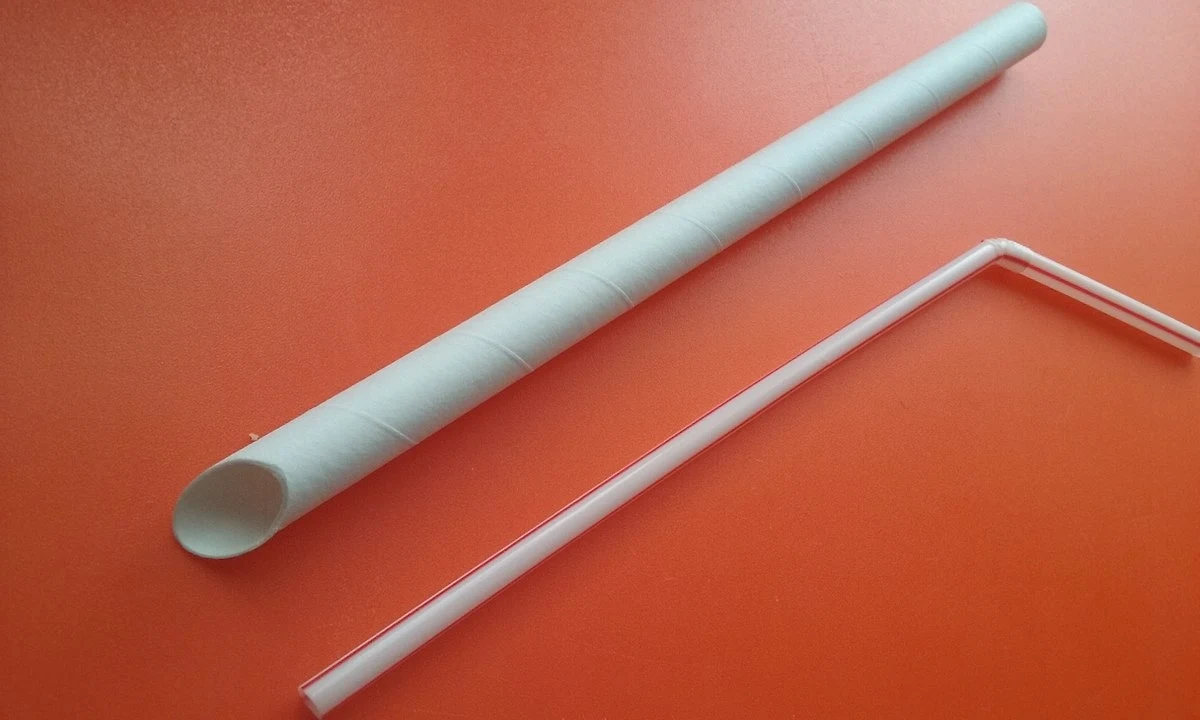 Papierowe słomki miały zastąpić plastikowe. Ale nie wszystkim przypadły do gustu Papierowe słomki miały być rozwiązaniem, a są problemem