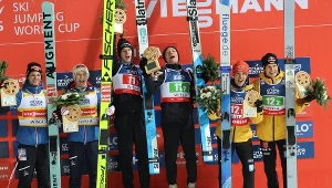 Skoczkowie podczas ceremonii medalowej w Wiśle