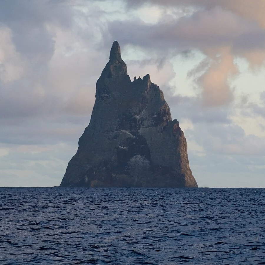 Piramida Bella stoi samotnie na Morzu Koralowym