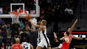 Jeremy Sochan w akcji na kosz Bulls