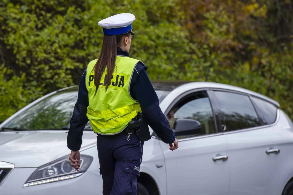 Jeśli policjant zauważy, że kierowca korzysta z telefonu w nieprawidłowy sposób, wystawi mandat