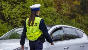 Jeśli policjant zauważy, że kierowca korzysta z telefonu w nieprawidłowy sposób, wystawi mandat