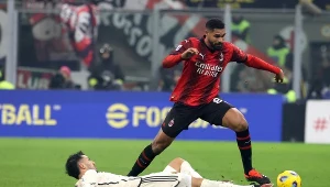 Ruben Loftus-Cheek w rywalizacji z AS Romą