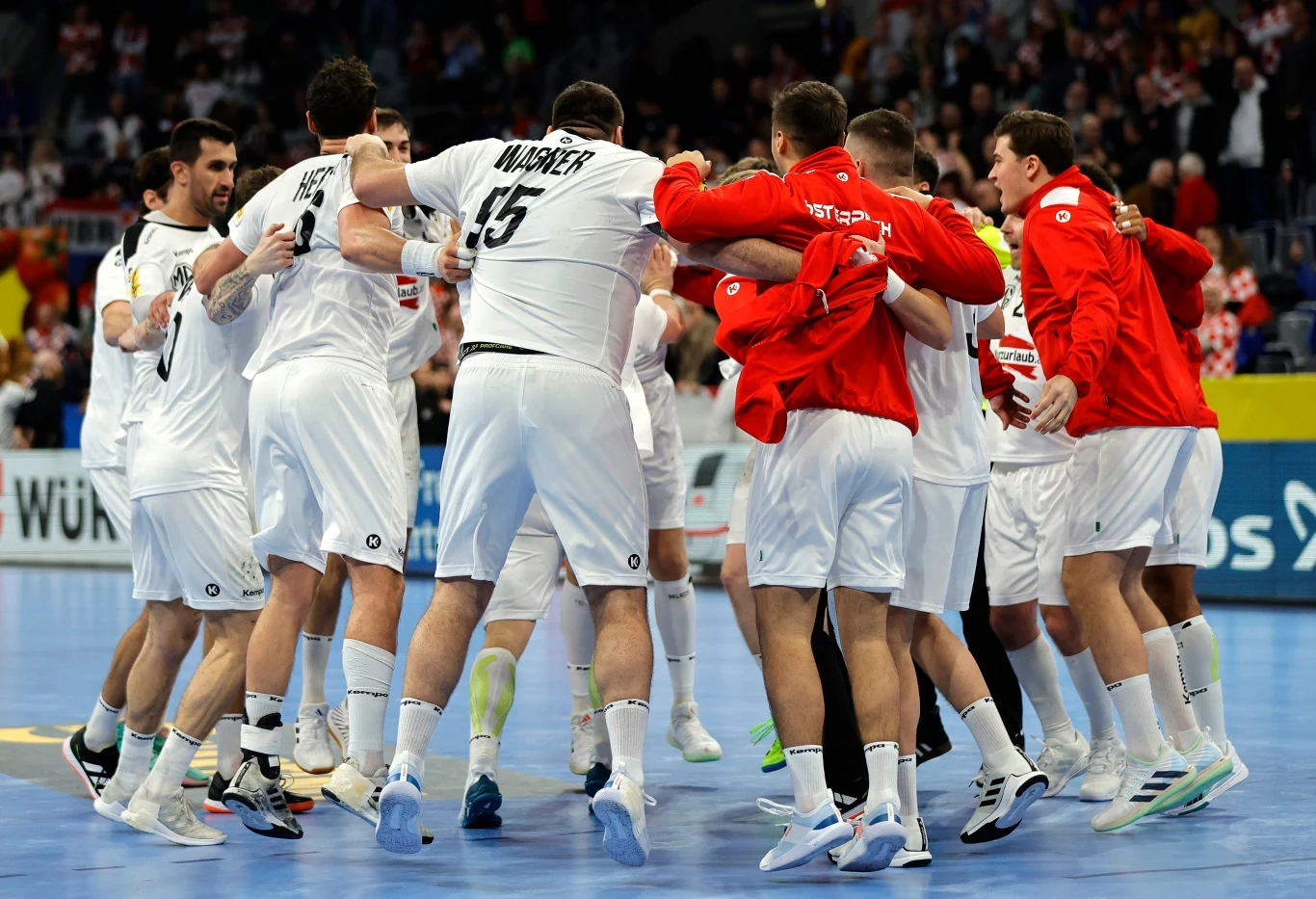 Austriacy świętowali remis z Chorwacją tak, jakby dał im już awans do drugiej fazy. O niego powalczą jednak we wtorek z Hiszpanią, wystarczy im remis Austriacy świętowali remis z Chorwacją tak, jakby dał im już awans do drugiej fazy. O niego powalczą jednak we wtorek z Hiszpanią, wystarczy im remis