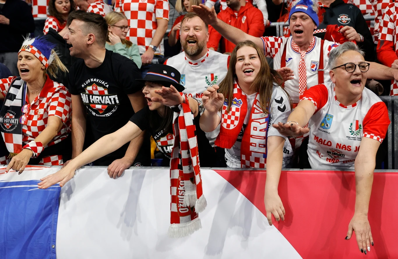Chorwaccy kibice w hali w Mannheim Chorwaccy kibice w hali w Mannheim