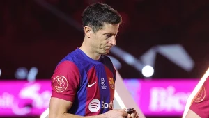 Robert Lewandowski z medalem za drugie miejsce w Superpucharze Hiszpanii