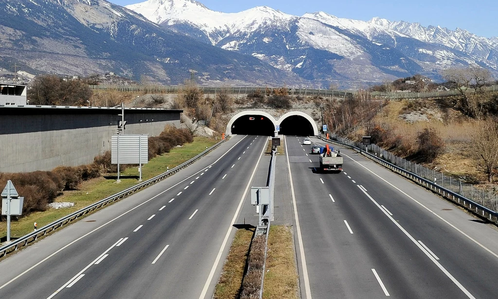 Winiety są obowiązkowe w Szwajcarii na drogach szybkiego ruchu i autostradach. Gdzie je kupić i ile kosztują?