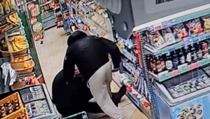 Kadr z nagrania kamery z oleśnickiej Żabki, gdzie doszło do pobicia