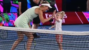 Caroline Wozniacki z dzieckiem na korcie w Melbourne