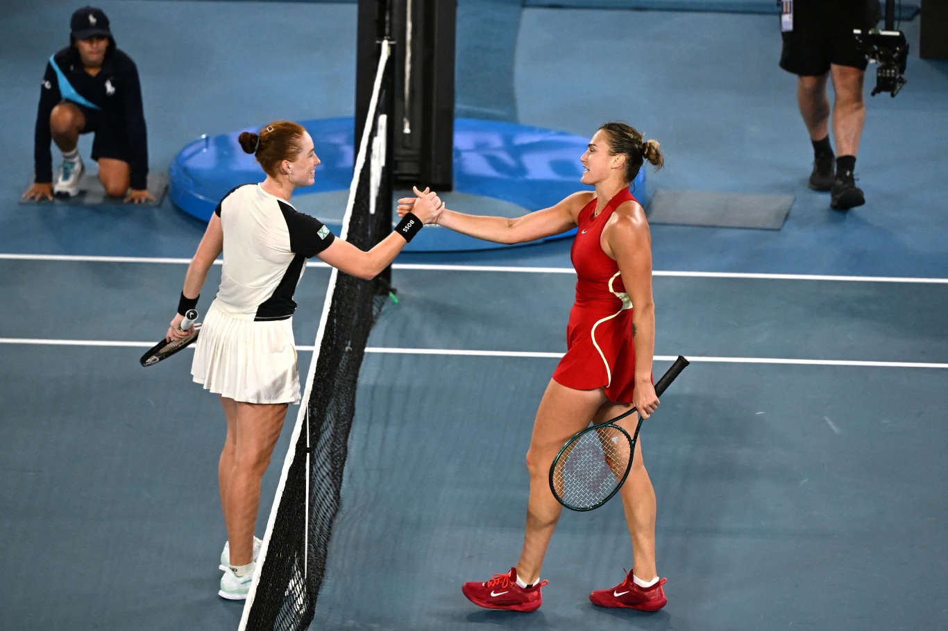 Ella Seidel i Aryna Sabalenka po meczu w Australian Open