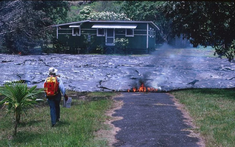 Lawa z Kilauea niszcząca miasto Kalapana na Hawajach
