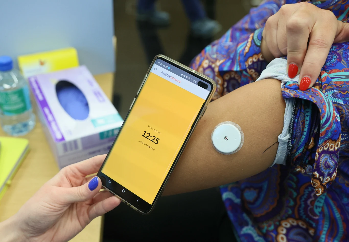 Odczyt glikemii z sensora trafia do pompy insulinowej, specjalnego czytnika lub na smartfon pacjenta