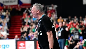 Trener mistrzów świata Nikolaj Jacobsen nie mógł uwierzyć, że sędziowie zaliczyli gola dla Portugalii, gdy ta grała w... ósemkę