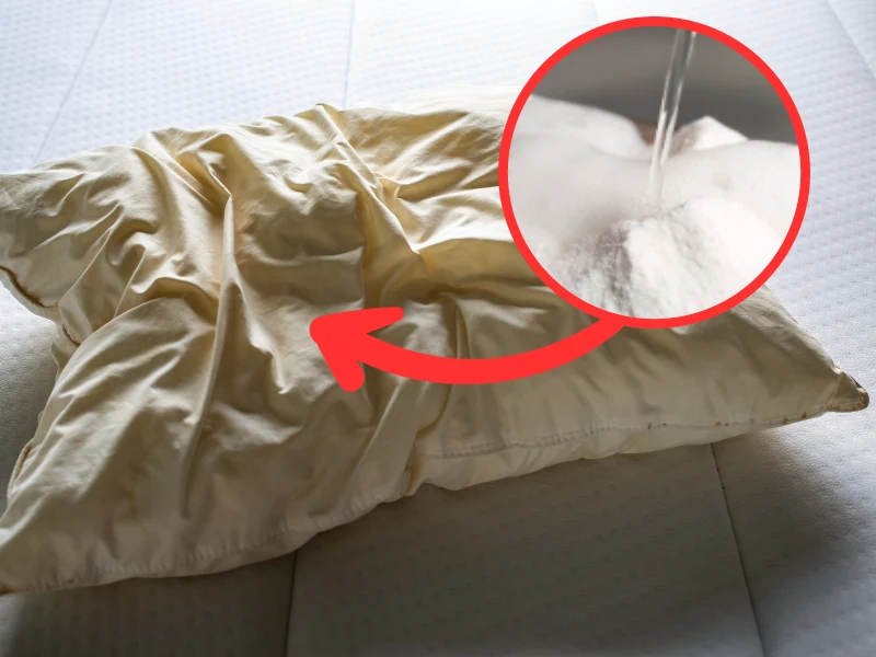 Stare, pożółkłe kołdry i poduszki najlepiej od razu wymienić na nowe. Jeżeli jednak plamy są niewielkie, możesz spróbować wyczyścić je domowym sposobem Stare, pożółkłe kołdry i poduszki najlepiej od razu wymienić na nowe. Jeżeli jednak plamy są niewielkie, możesz spróbować wyczyścić je domowym sposobem