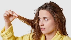 Nie masz czasu na mycie włosów? Zrób taką fryzurę, a nikt nie zauważy