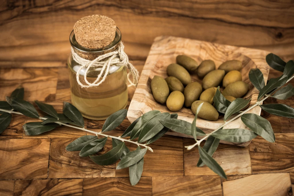 Oliwa Extra Virgin to oliwa uzyskana z wyciśnięcia soku ze świeżych oliwek. Taka oliwa jest pozyskiwana tylko w sposób mechaniczny i nie podlega żadnym procesom chemicznym