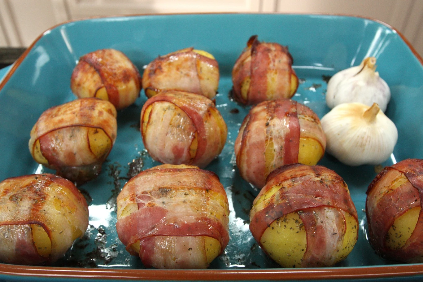 Ziemniaki w boczku z sosem czosnkowym