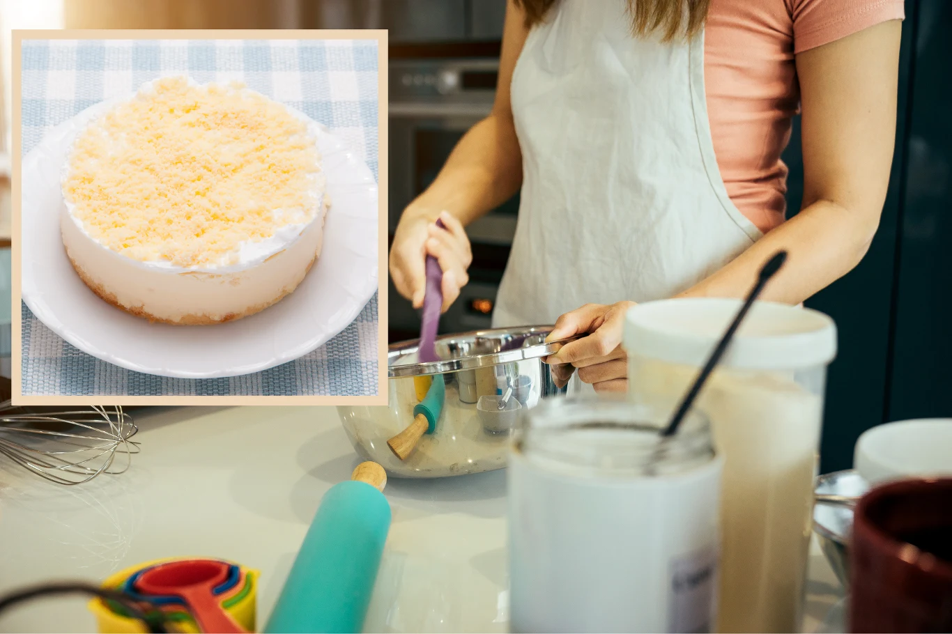 Ciasto Biały Puch to sernik na zimno z dodatkiem galaretki cytrynowej i wiórek kokosa. Smaczny i prosty w przygotowaniu. 