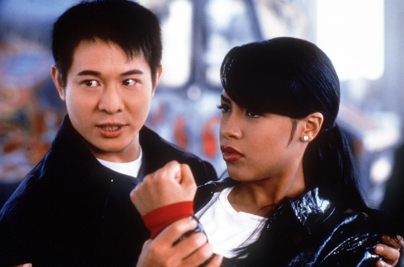 Aaliyah u boku Jeta Li w filmie "Romeo musi umrzeć" Aaliyah u boku Jeta Li w filmie "Romeo musi umrzeć"