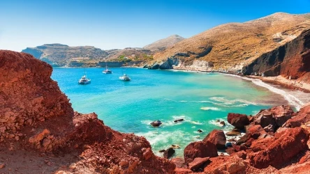 Na Santorini nie brakuje pięknych plaż. Kolorowy piasek, malownicze klify i krystalicznie czysta woda zachwycają