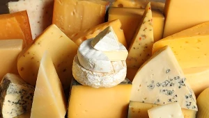 Ser w lodówce wysechł? Nie musisz go wyrzucać. Zanurz go w tym napoju, a będzie miękki i smaczny