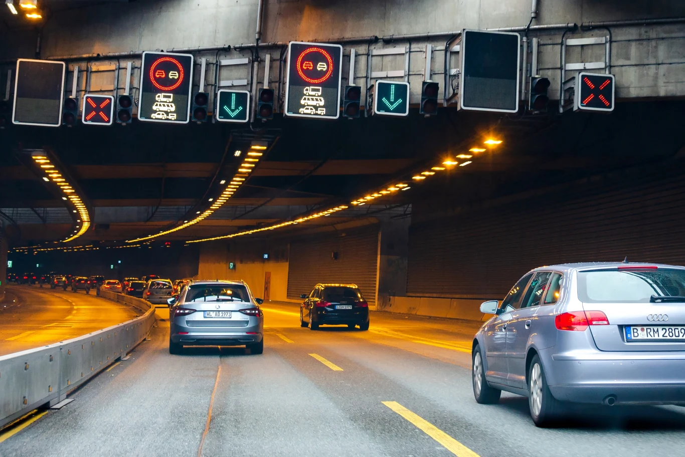Znaki VMS nad autostradą - co oznaczają i jakie kary? Czerwony „X” nad drogą. Zignorowanie go może się skończyć utratą uprawnień