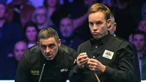 Ronnie O'Sullivan (z lewej) i Ali Carter podczas finału Masters 2024