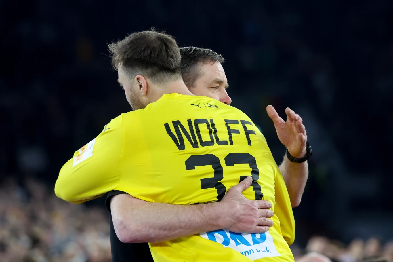 Trener reprezentacji Niemiec Alfred Gislason dziękuje Andreasowi Wolffowi