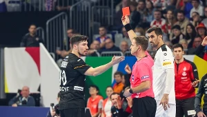 Alex Dujszebajew pod koniec pierwszej połowy zobaczył czerwoną kartkę - za trochę przypadkowe uderzenie w twarz rywala. Jego Hiszpania pożegnała się z ME