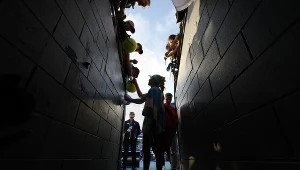 Magdalena Fręch, po największym sukcesie w karierze, rozdaje autografy. Pierwszy raz ograła zawodniczkę z TOP 20 listy WTA