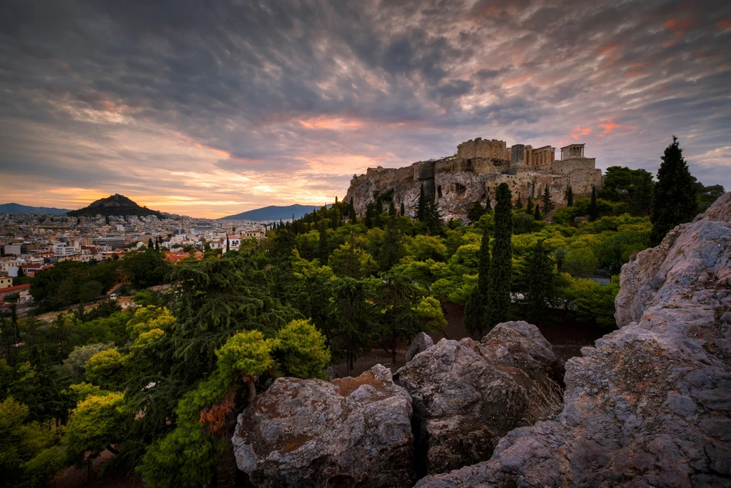 Widok na Akropol ze wzgórza Areopag w Atenach