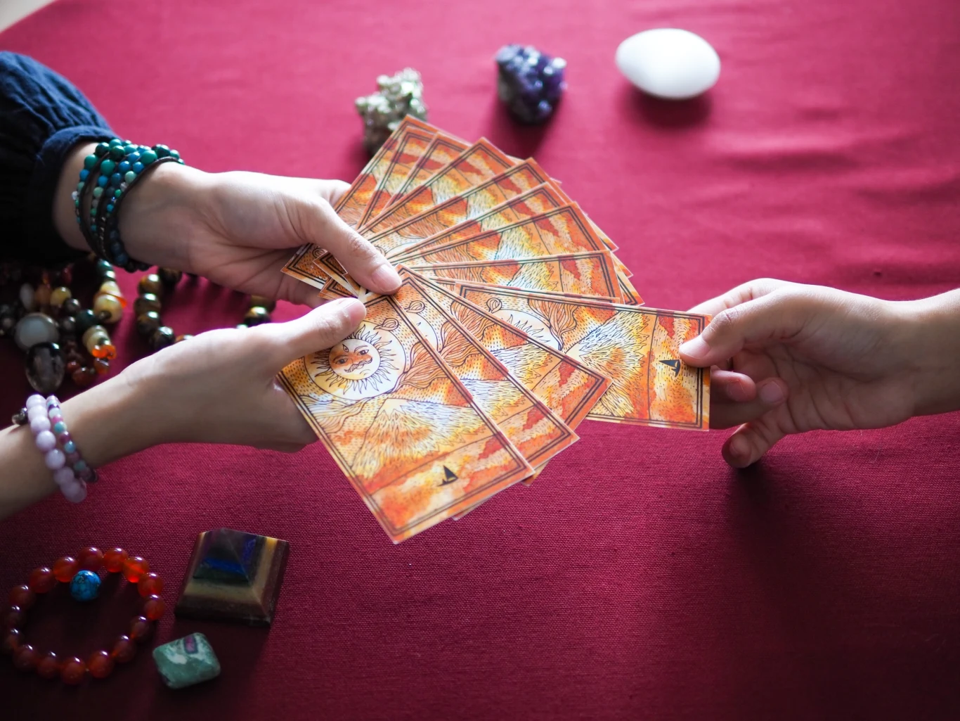 Rozkład tarota często jest po prostu wsparciem w trudnej chwili