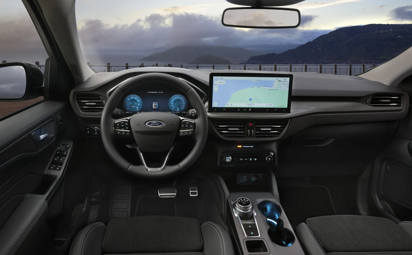 Ford Kuga po liftingu otrzymał większy ekran multimediów.
