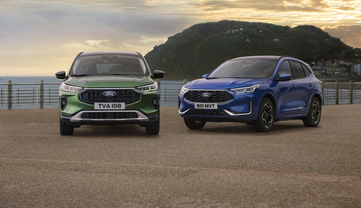 Zmodernizowany Ford Kuga otrzymał świetlną listwę znajdującą się między reflektorami.