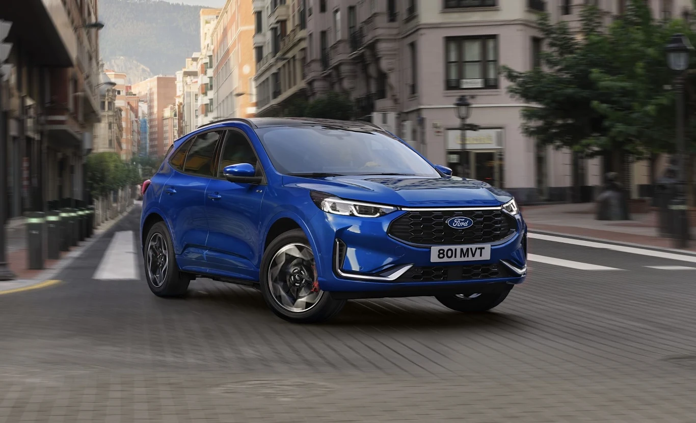 Ford Kuga po liftingu w standardzie będzie wyposażony w nowe, w pełni LED-owe reflektory.