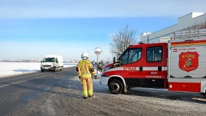 Kierowca stracił panowanie nad samochodem, dachował i wjechał do rowu