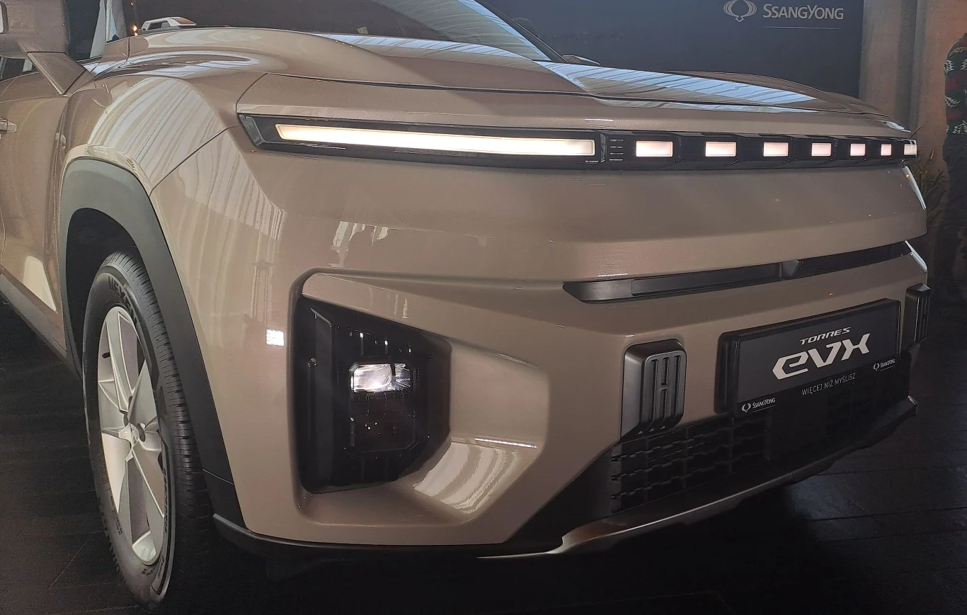 SsangYong Torres EVX wyróżnia się specjalną listwą świetlną. SsangYong Torres EVX wyróżnia się specjalną listwą świetlną.