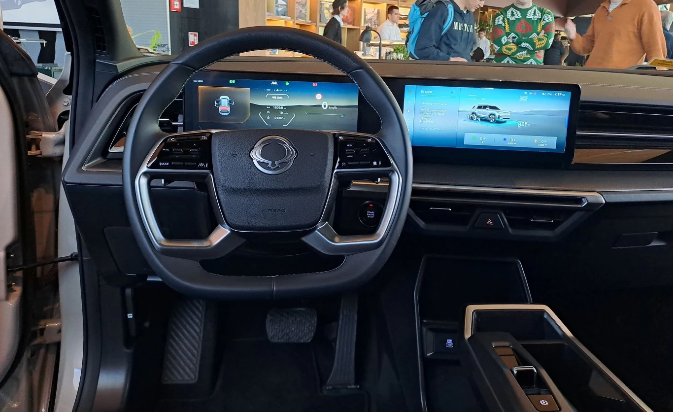 Wewnątrz SsangYonga Torresa EVX znajdziemy dwa ekrany, oba o przekątnej 12,3 cala. Wewnątrz SsangYonga Torresa EVX znajdziemy dwa ekrany, oba o przekątnej 12,3 cala.