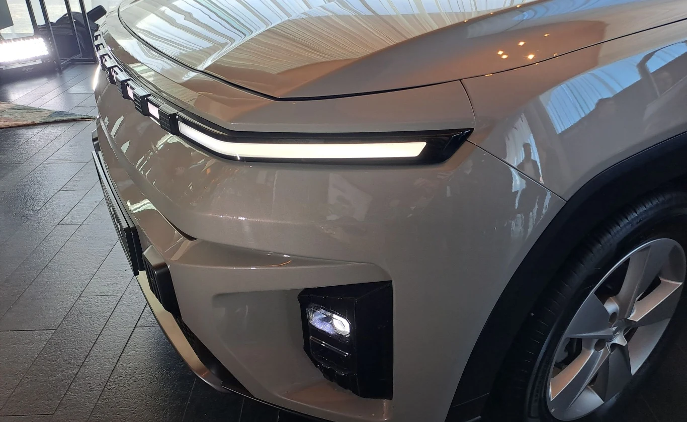 W Torresie EVX reflektory trafiły na dolną krawędź auta. W Torresie EVX reflektory trafiły na dolną krawędź auta.