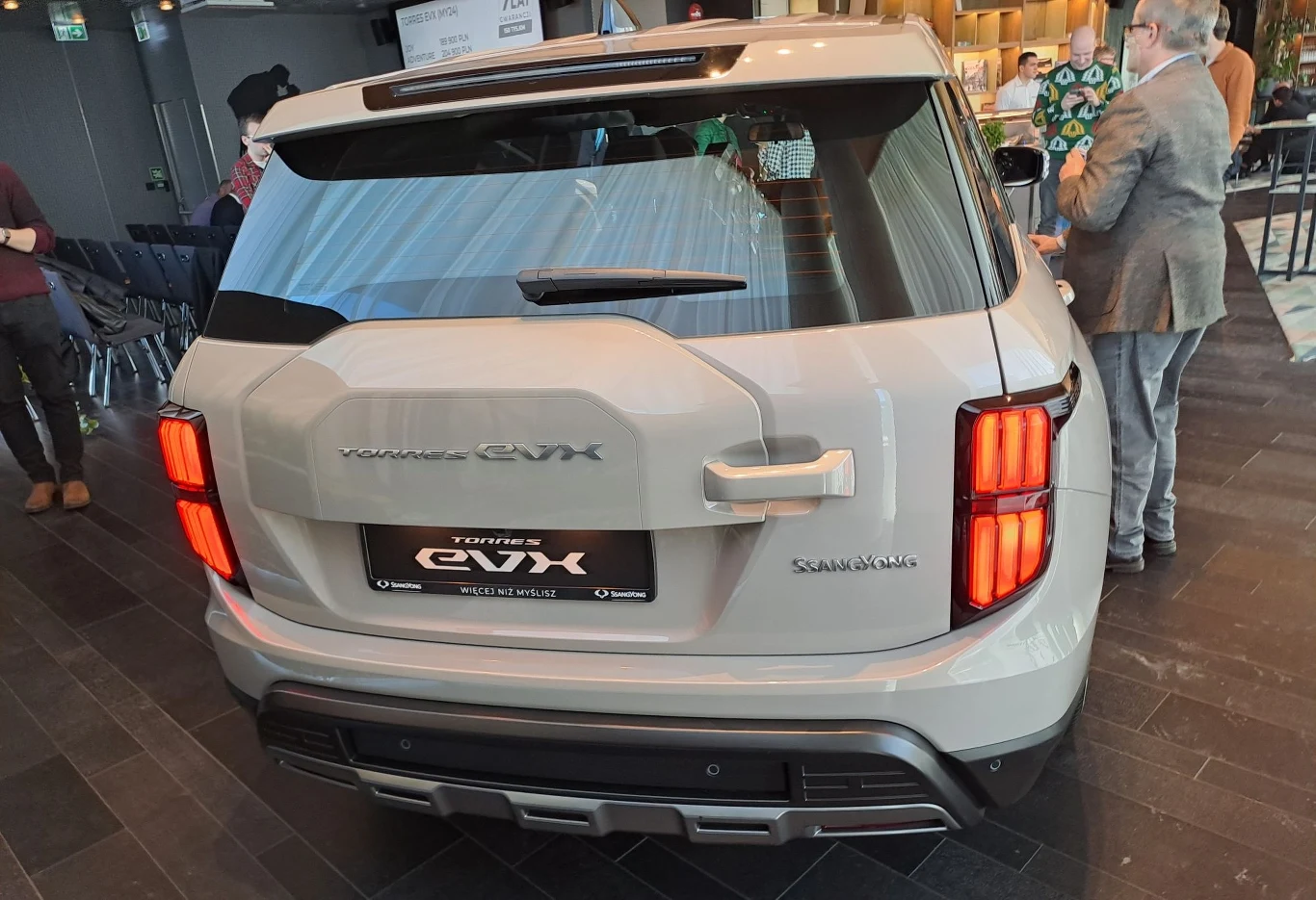 Z tyłu, podobnie jak w odmianie spalinowej wyróżnia się wypukłość imitująca miejsce na koło zapasowe. Z tyłu, podobnie jak w odmianie spalinowej wyróżnia się wypukłość imitująca miejsce na koło zapasowe.