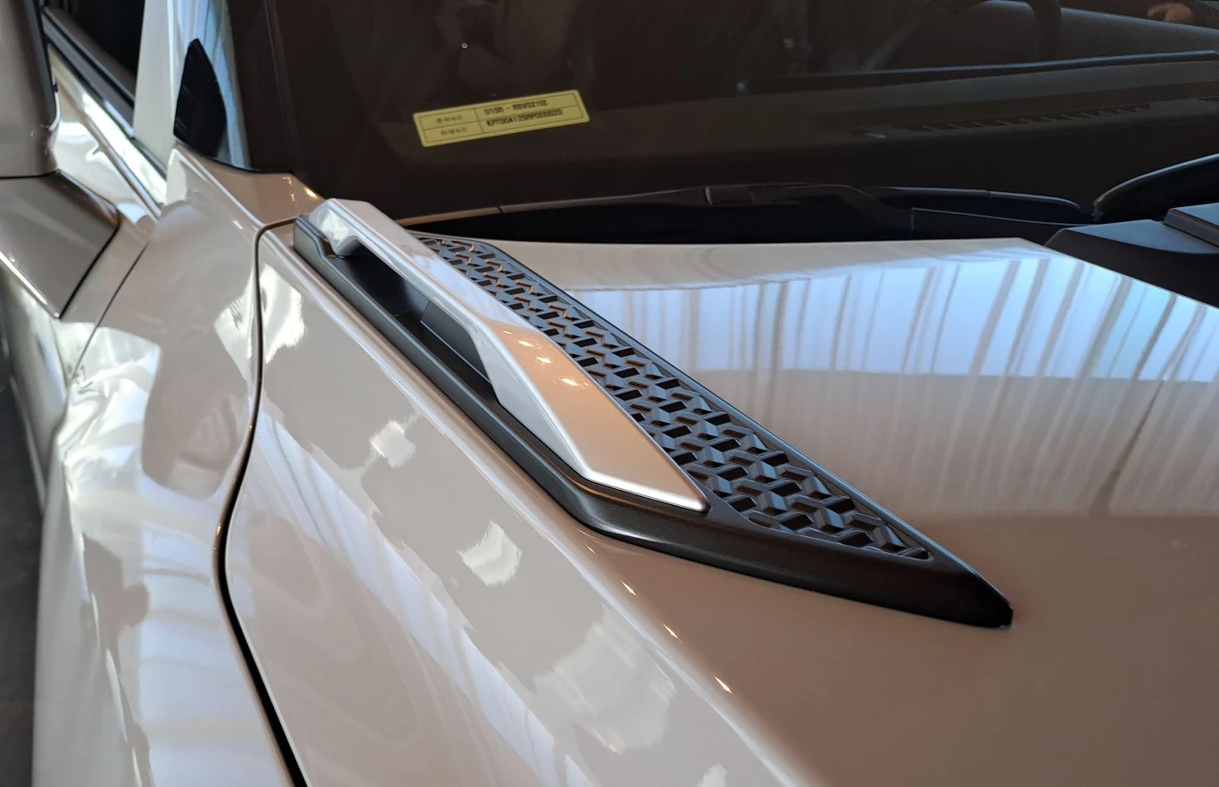 Podobnie jak w odmianie spalinowej znajdziemy również uchwyty na masce. Jest to jednak tylko element stylistyczny bez żadnej wartości użytkowej. Podobnie jak w odmianie spalinowej znajdziemy również uchwyty na masce. Jest to jednak tylko element stylistyczny bez żadnej wartości użytkowej.