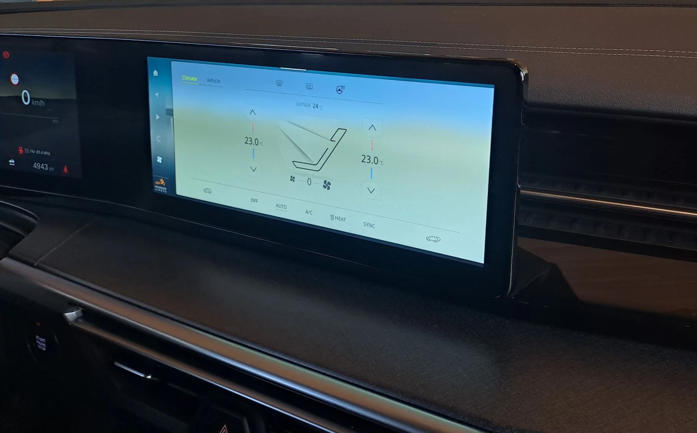 Za pomocą ekranu znajdującego się na środku deski rozdzielczej możemy obsługiwać multimedia i sterować klimatyzacją. Za pomocą ekranu znajdującego się na środku deski rozdzielczej możemy obsługiwać multimedia i sterować klimatyzacją.