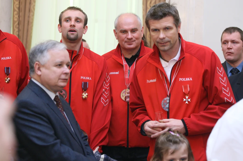 Po wicemistrzostwie świata reprezentanci Polski zostali odznaczeni przez prezydenta Lecha Kaczyńskiego. Rok później Wenta odzyskał polski paszport Po wicemistrzostwie świata reprezentanci Polski zostali odznaczeni przez prezydenta Lecha Kaczyńskiego. Rok później Wenta odzyskał polski paszport