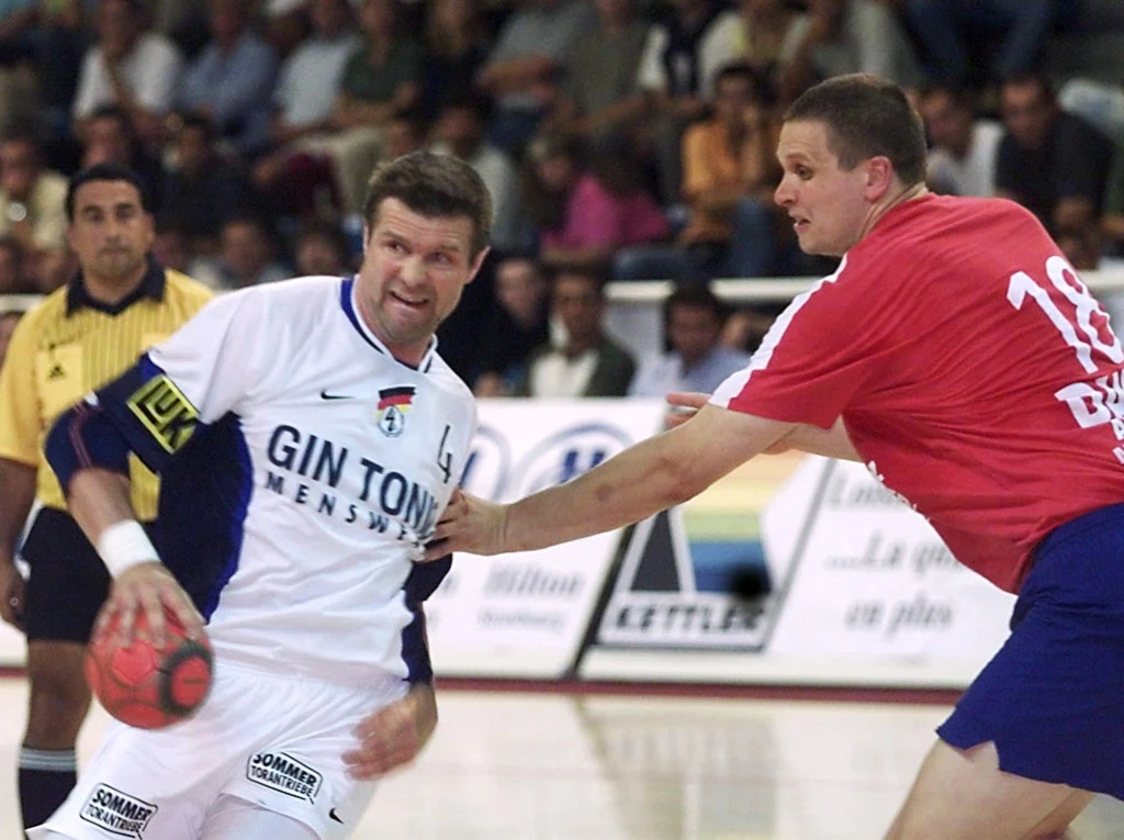 Bogdan Wenta w meczu Niemcy - Rosja tuż przed igrzyskami w Sydney Bogdan Wenta w meczu Niemcy - Rosja tuż przed igrzyskami w Sydney