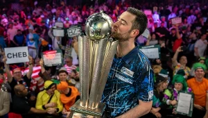 Luke Humphries pozuje z trofeum Sida Waddella po zwycięstwie w Mistrzostwach Świata Paddy Power Darts 2024 rozgrywanych w Londynie.